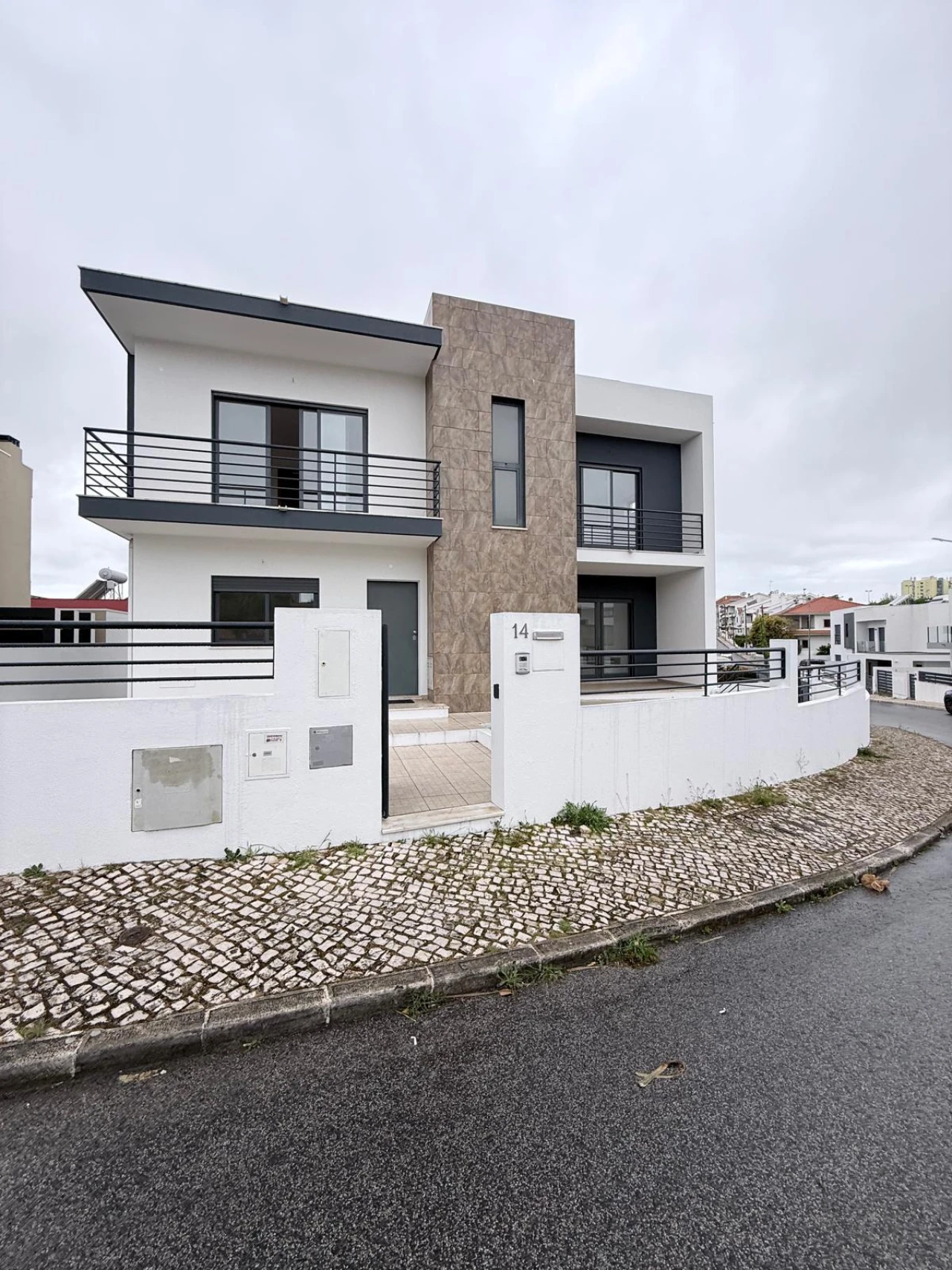 Moradia T5 para Venda em Laranjeiro e Feijó Foto 1