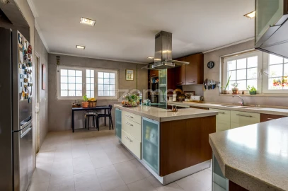 Moradia T4 para Venda em Pontinha e Famões