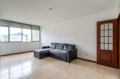 Apartamento T2 para Arrendamento em Santo António dos Cavaleiros e Frielas