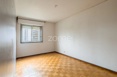 Apartamento T2 para Arrendamento em Santo António dos Cavaleiros e Frielas