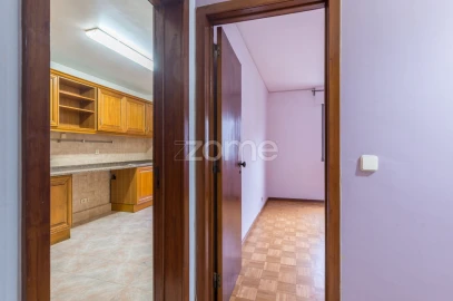 Apartamento T2 para Arrendamento em Santo António dos Cavaleiros e Frielas