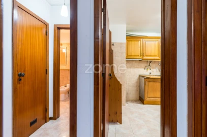 Apartamento T2 para Arrendamento em Santo António dos Cavaleiros e Frielas