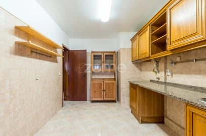 Apartamento T2 para Arrendamento em Santo António dos Cavaleiros e Frielas