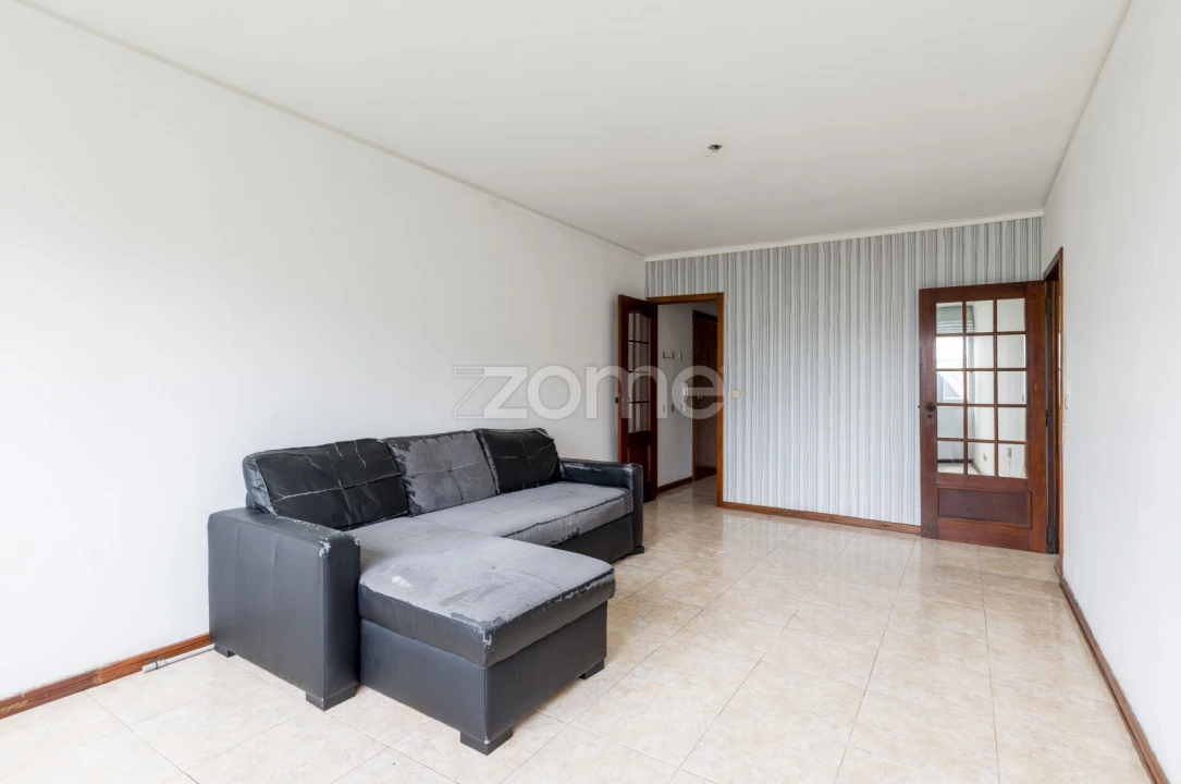 Apartamento T2 para Arrendamento em Santo António dos Cavaleiros e Frielas Foto 2