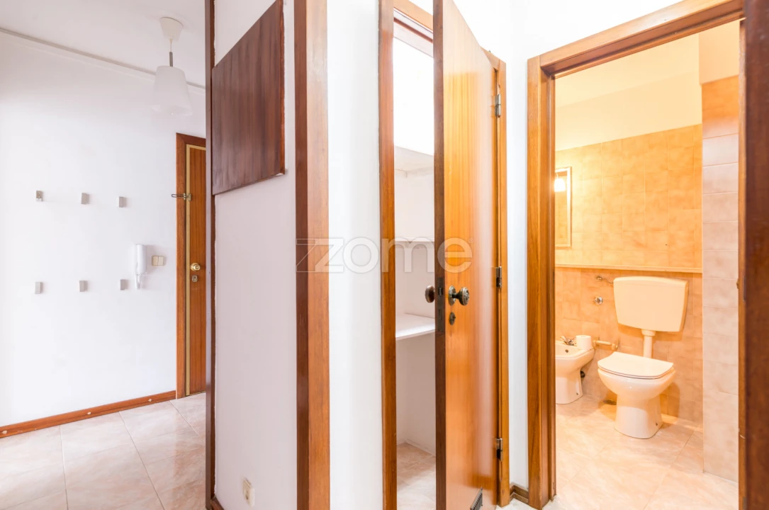 Apartamento T2 para Arrendamento em Santo António dos Cavaleiros e Frielas Foto 1