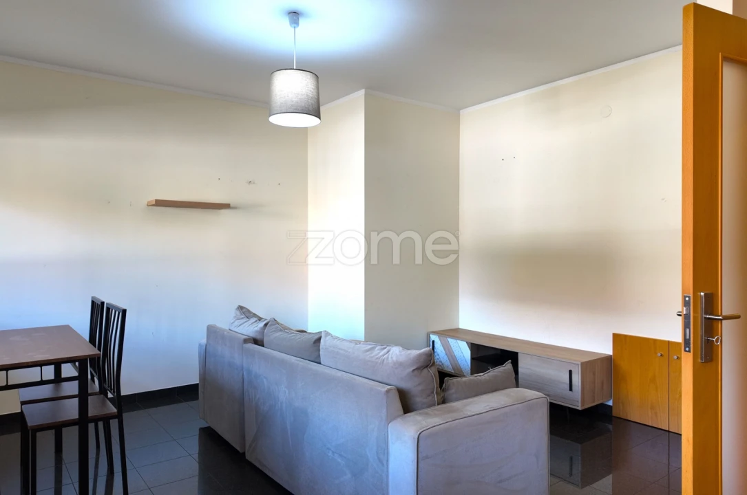 Apartamento T1 para Arrendamento em Santo Antonio dos Olivais Foto 11