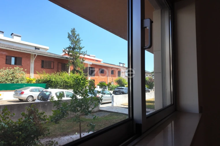 Apartamento T1 para Arrendamento em Santo Antonio dos Olivais Foto 8