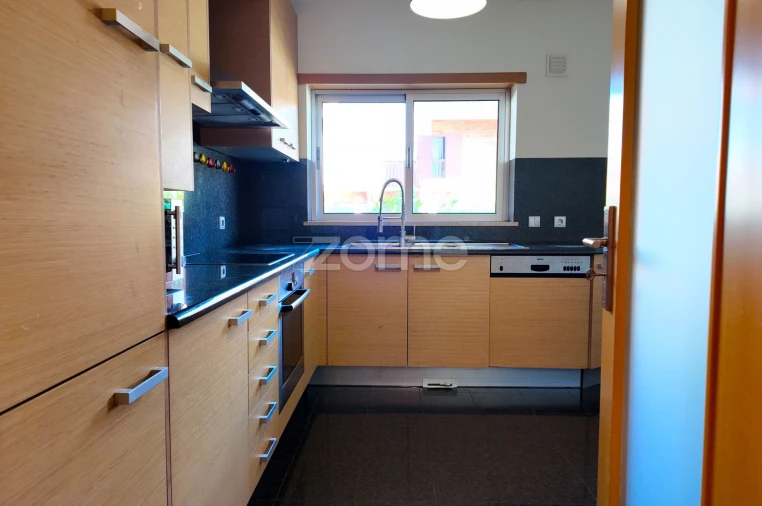 Apartamento T1 para Arrendamento em Santo Antonio dos Olivais Foto 5