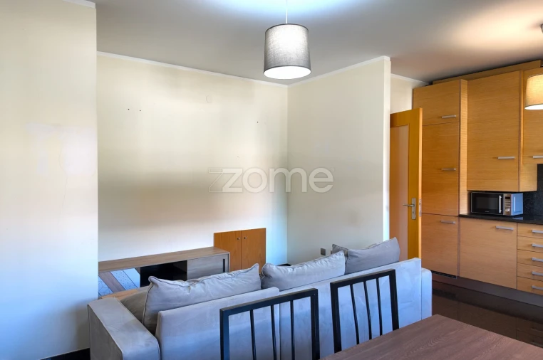 Apartamento T1 para Arrendamento em Santo Antonio dos Olivais Foto 9