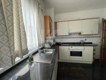 Apartamento T3 para Arrendamento em São Martinho