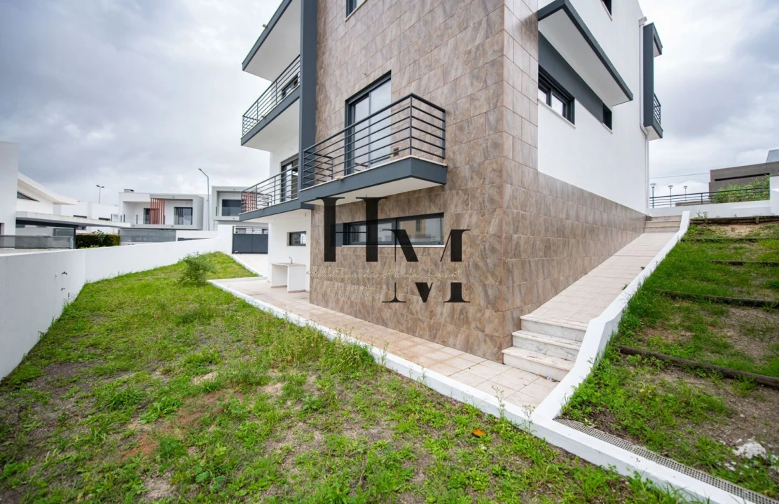 Moradia T5 para Venda em Laranjeiro e Feijó Foto 29