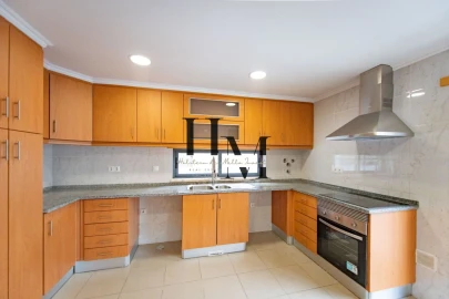 Moradia T5 para Venda em Laranjeiro e Feijó