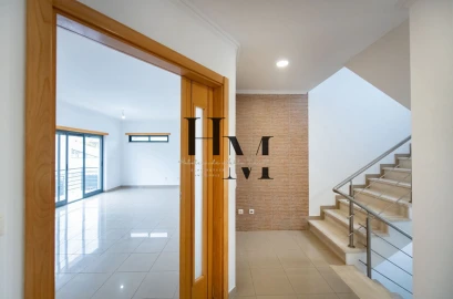 Moradia T5 para Venda em Laranjeiro e Feijó