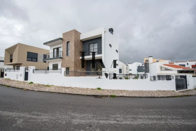 Moradia T5 para Venda em Laranjeiro e Feijó