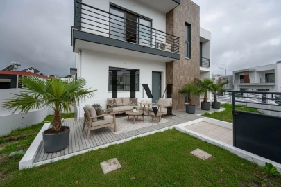 Moradia T5 para Venda em Laranjeiro e Feijó