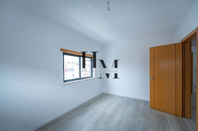 Moradia T5 para Venda em Laranjeiro e Feijó