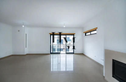 Moradia T5 para Venda em Laranjeiro e Feijó