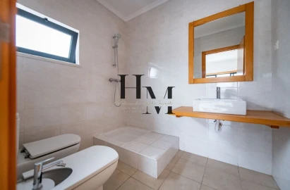 Moradia T5 para Venda em Laranjeiro e Feijó