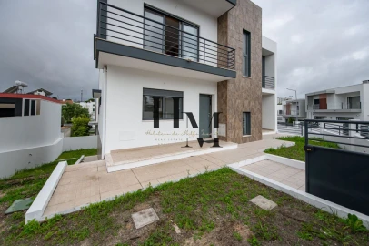 Moradia T5 para Venda em Laranjeiro e Feijó