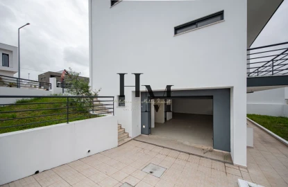 Moradia T5 para Venda em Laranjeiro e Feijó