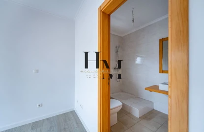 Moradia T5 para Venda em Laranjeiro e Feijó