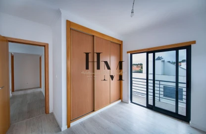 Moradia T5 para Venda em Laranjeiro e Feijó