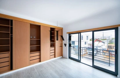 Moradia T5 para Venda em Laranjeiro e Feijó