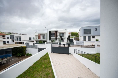 Moradia T5 para Venda em Laranjeiro e Feijó