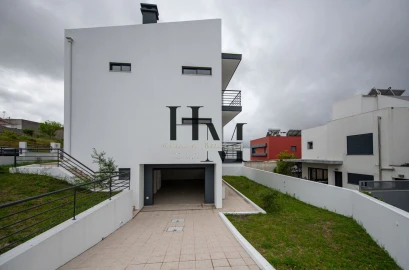 Moradia T5 para Venda em Laranjeiro e Feijó