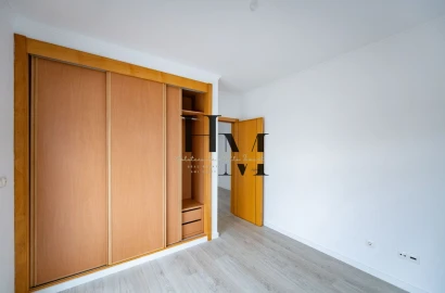 Moradia T5 para Venda em Laranjeiro e Feijó