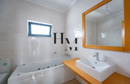 Moradia T5 para Venda em Laranjeiro e Feijó