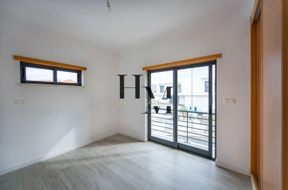 Moradia T5 para Venda em Laranjeiro e Feijó