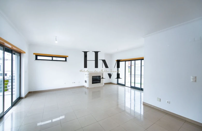 Moradia T5 para Venda em Laranjeiro e Feijó Foto 2