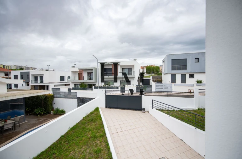 Moradia T5 para Venda em Laranjeiro e Feijó Foto 31