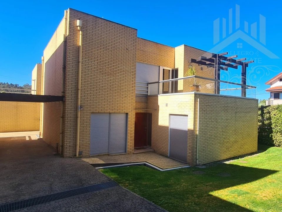 Moradia T4 para Venda em Serzedo e Perosinho Foto 1