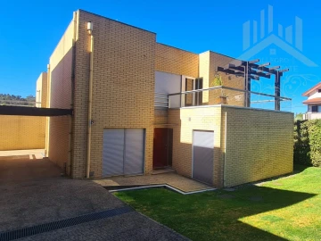 Moradia T4 para Venda em Serzedo e Perosinho
