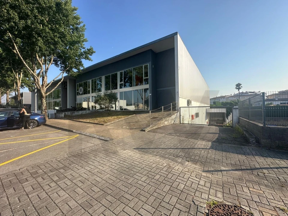 Armazém para Venda em São João da Madeira Foto 1