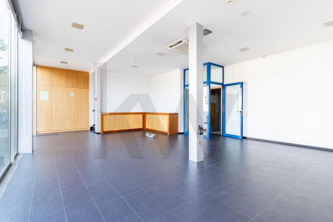 Armazém para Venda em São João da Madeira Foto 9