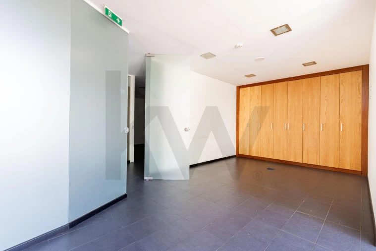 Armazém para Venda em São João da Madeira Foto 23