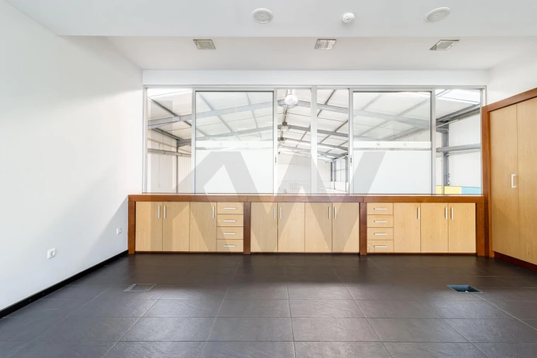 Armazém para Venda em São João da Madeira Foto 18