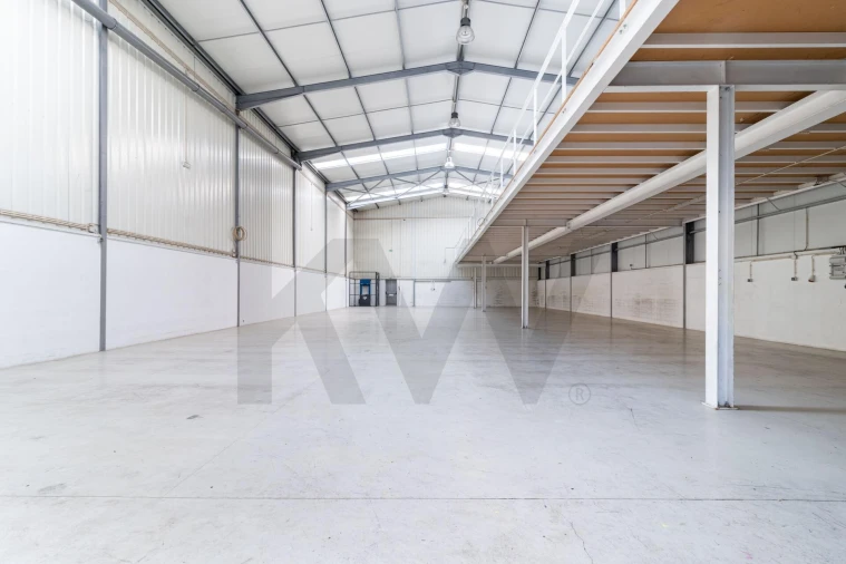 Armazém para Venda em São João da Madeira Foto 11