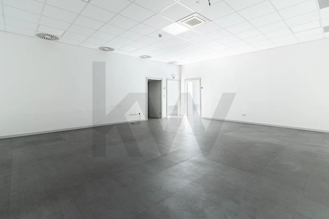 Armazém para Venda em São João da Madeira Foto 32