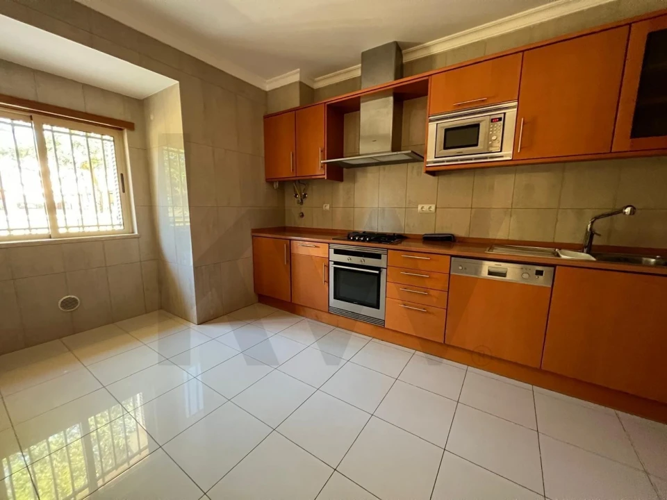 Apartamento T4 para Venda em Quarteira Foto 2