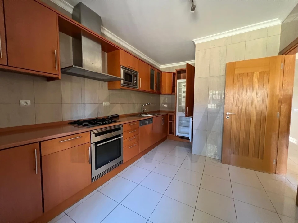Apartamento T4 para Venda em Quarteira Foto 3