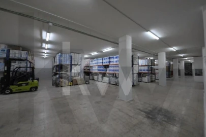 Armazém para Venda em Alvalade
