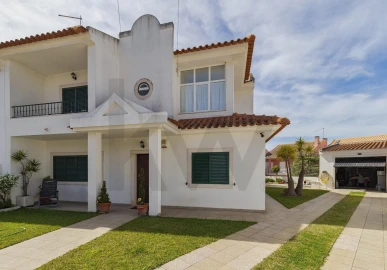 Moradia T5 para Venda em Laranjeiro e Feijó