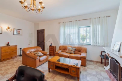 Moradia T5 para Venda em Laranjeiro e Feijó