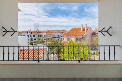 Moradia T5 para Venda em Laranjeiro e Feijó