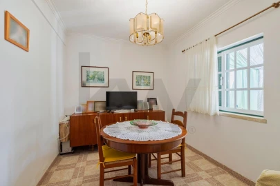 Moradia T5 para Venda em Laranjeiro e Feijó