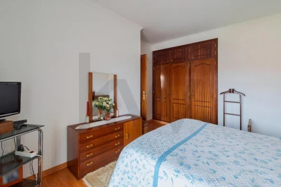 Moradia T5 para Venda em Laranjeiro e Feijó